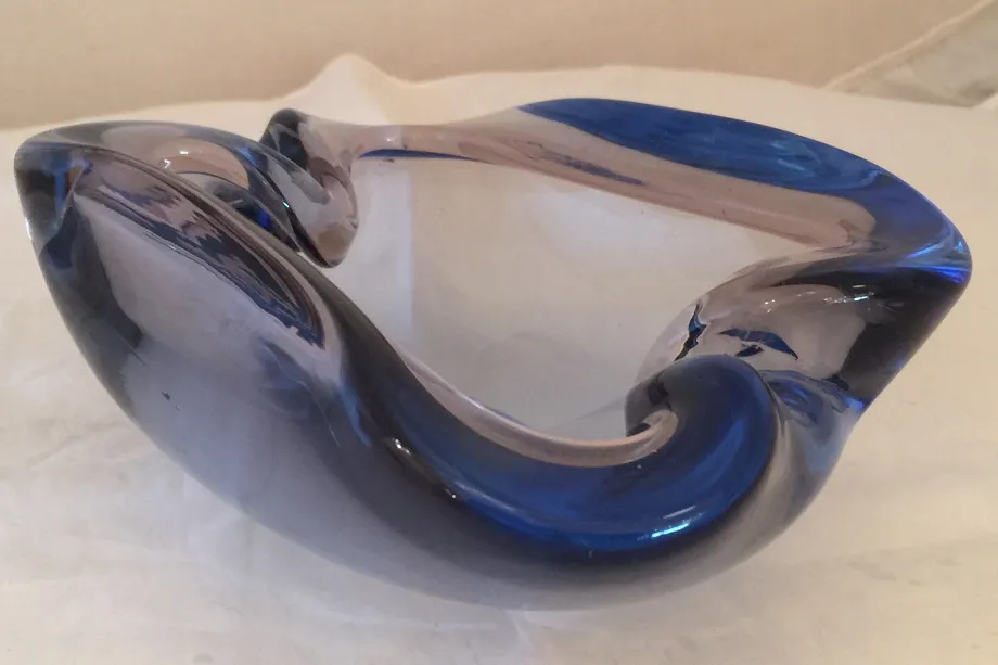 schale aus Murano-Glas in blauen Tönen mit einzigartiger Form und geschwungenem Design