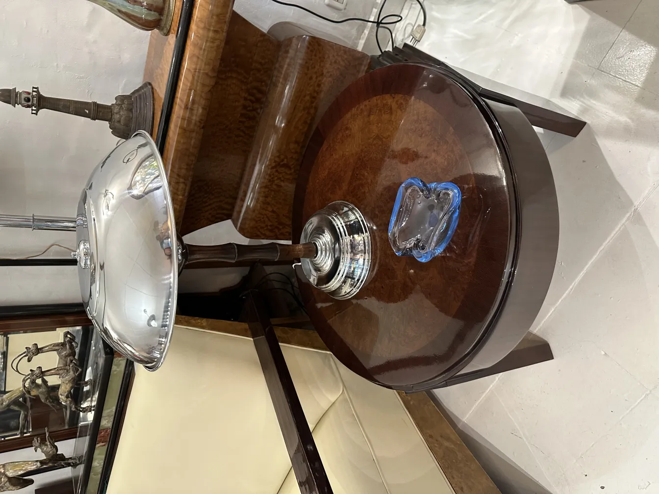 古老的穆拉诺玻璃在优雅的环境中，有灯和桌子。