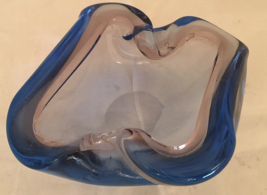 beau cristal de murano bleu avec des détails doux et une forme unique dans un cadre neutre