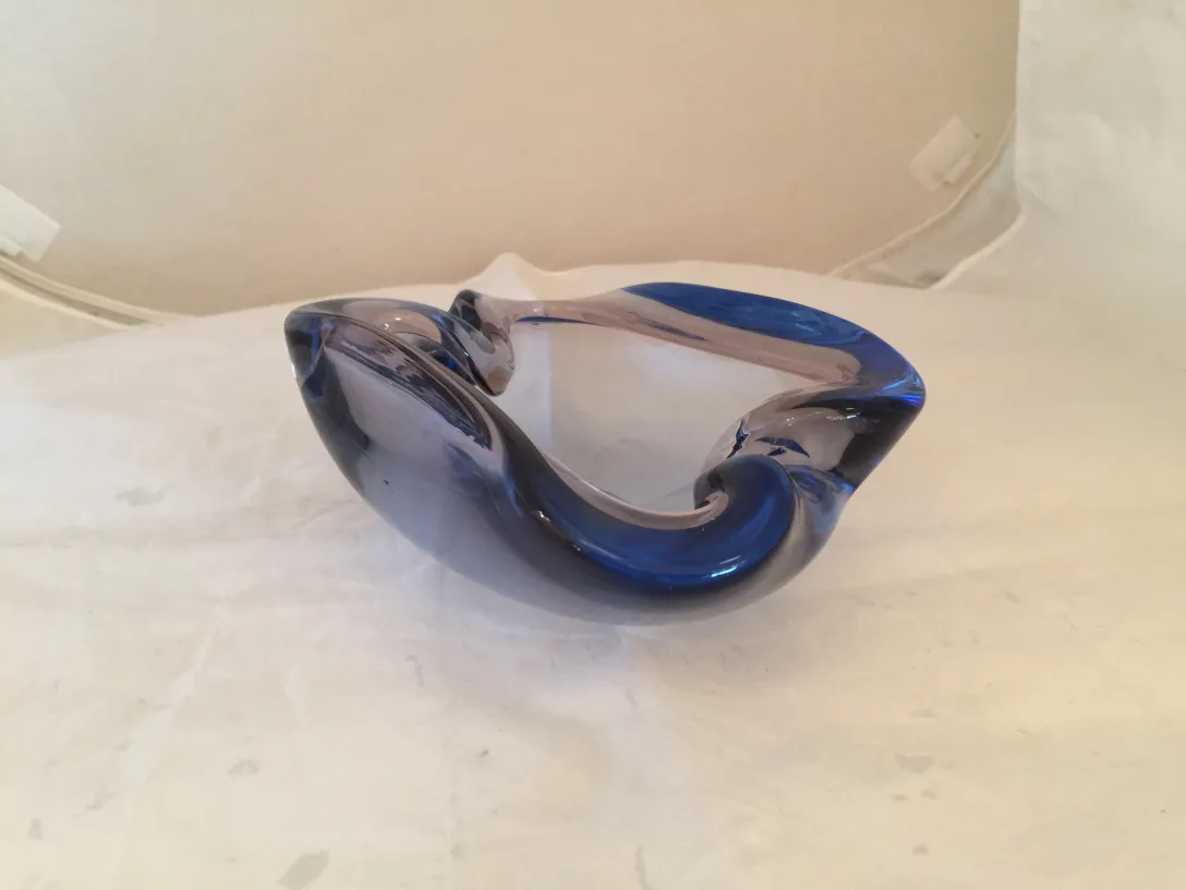 Cristal de Murano ancien bleu avec forme ondulée.