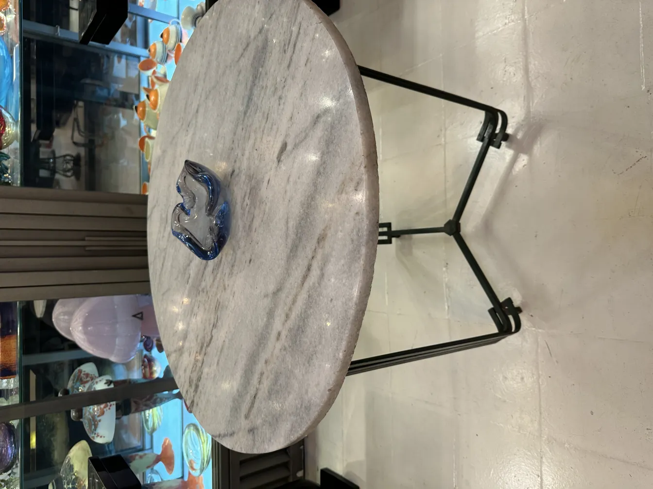 pieza antiga de cristal de murano azul sobre a mesa