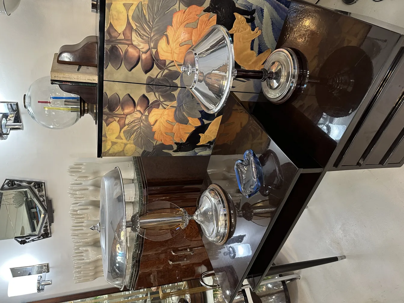 光沢のあるテーブルの上の古いムラーノガラスの三つの部品