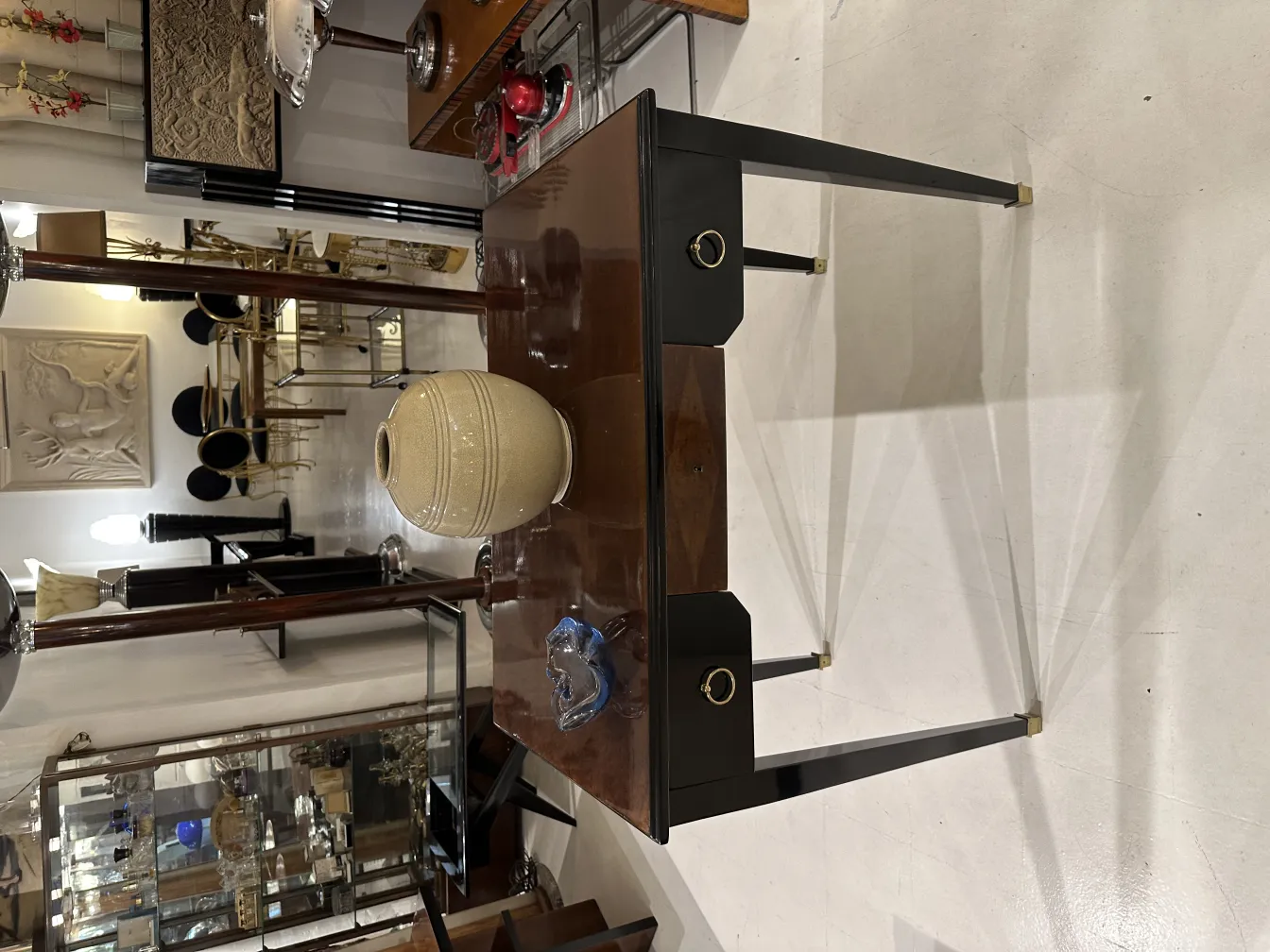 table antique avec des détails en cristal de murano dans un cadre élégant