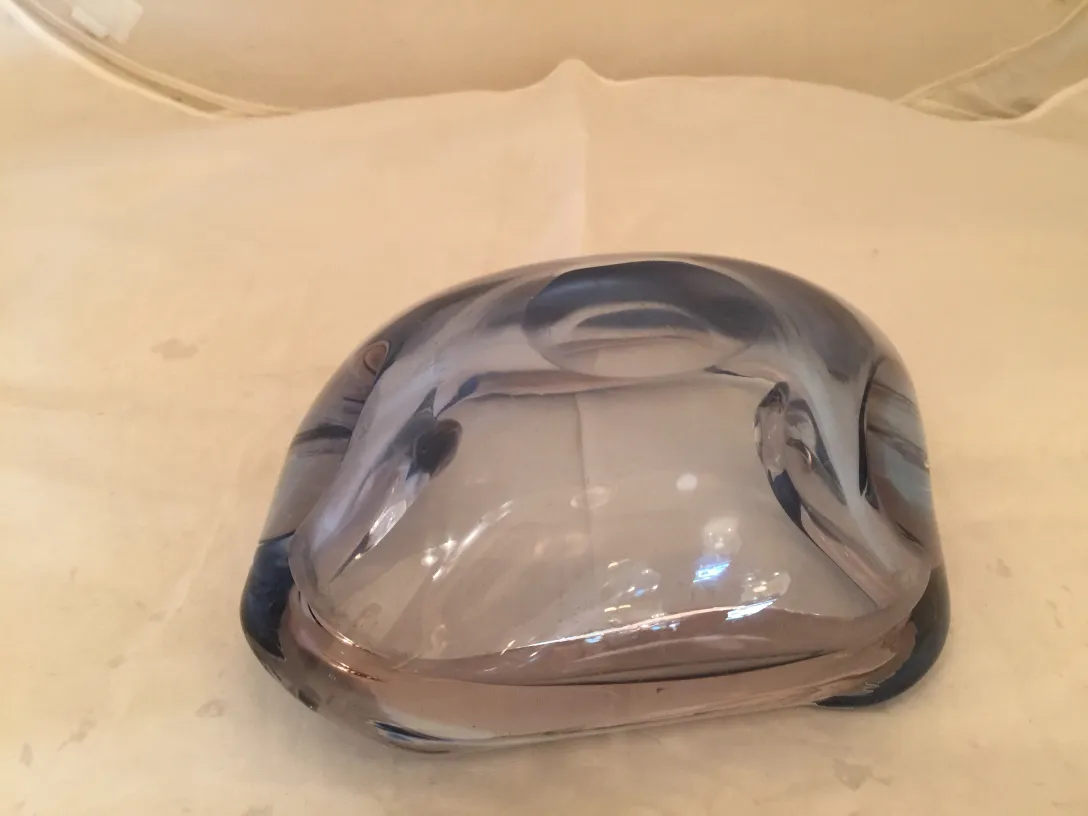 antigo cristal de murano com tons de cinza e forma suave