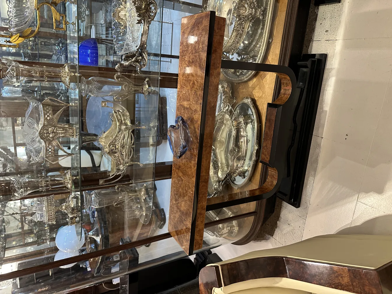 ancien cristal de murano dans une vitrine avec d'autres objets décoratifs