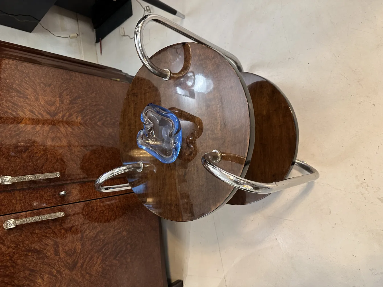 Vetro di murano antico in forma decorativa blu su tavolo