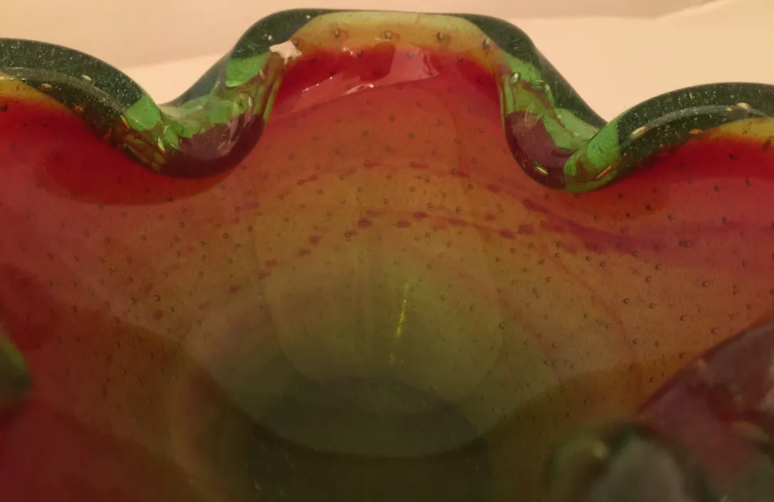 पुराना मुरानो कांच की थाली लाल और हरे रंग के साथ