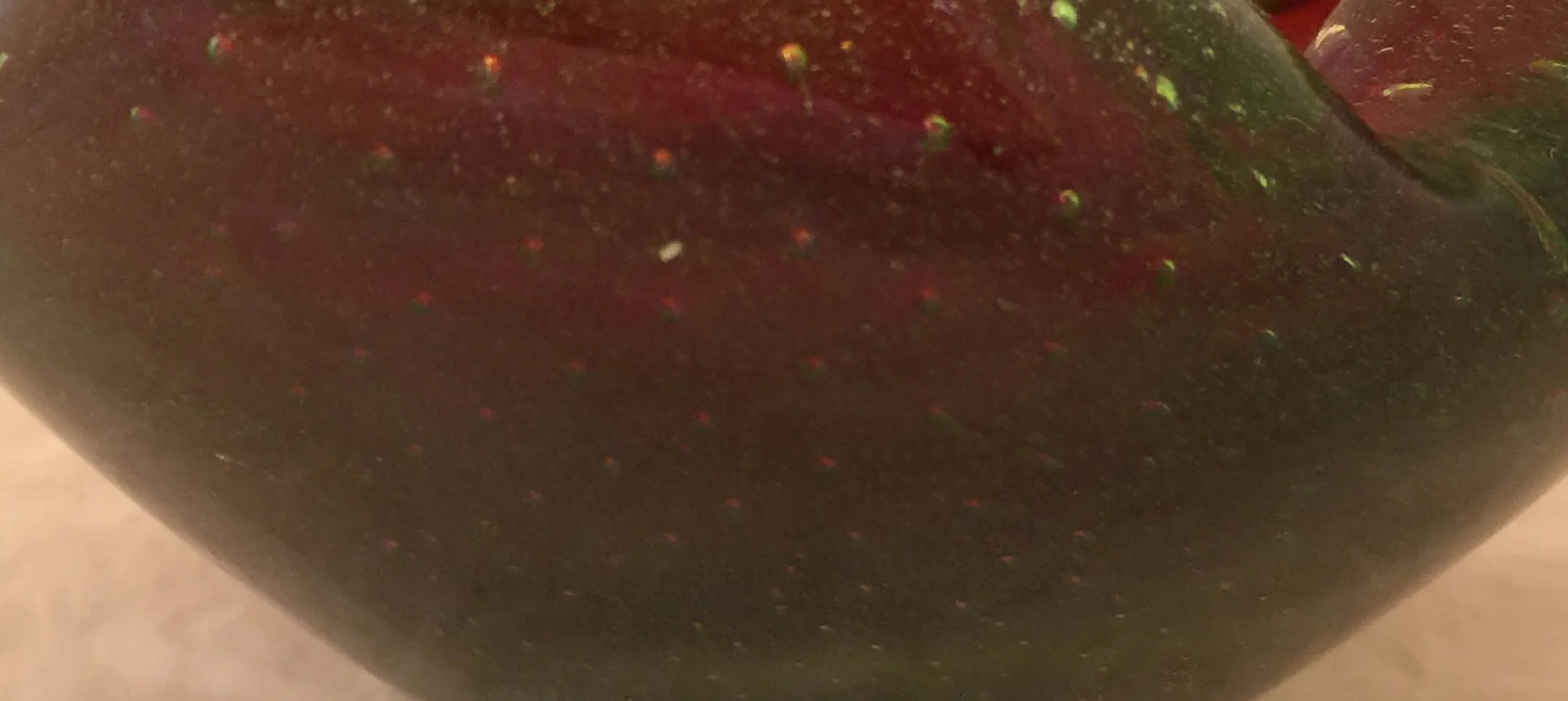 古老的穆拉诺玻璃装饰，深色调