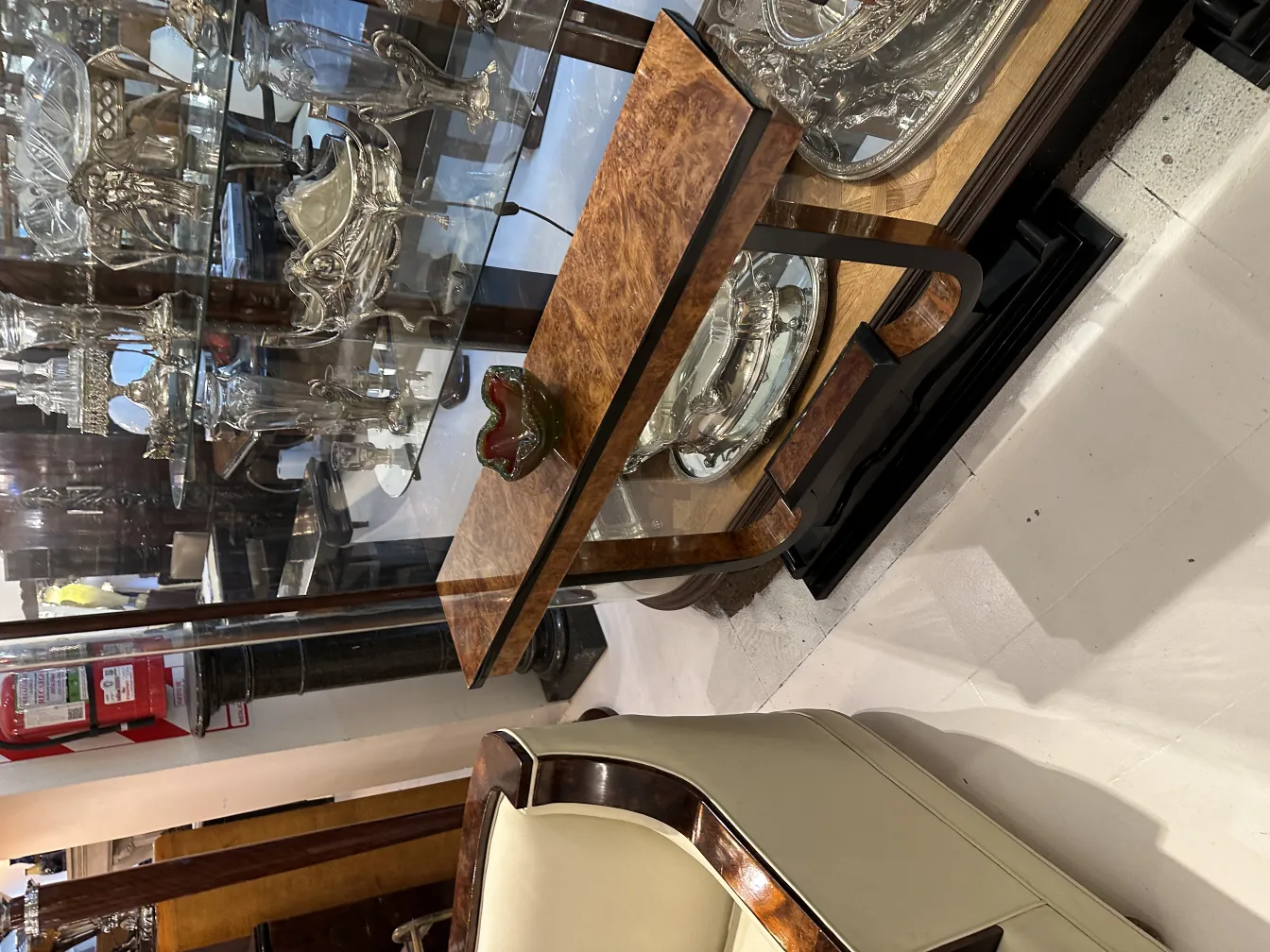 古いムラノガラスが他のアイテムと一緒に展示されています