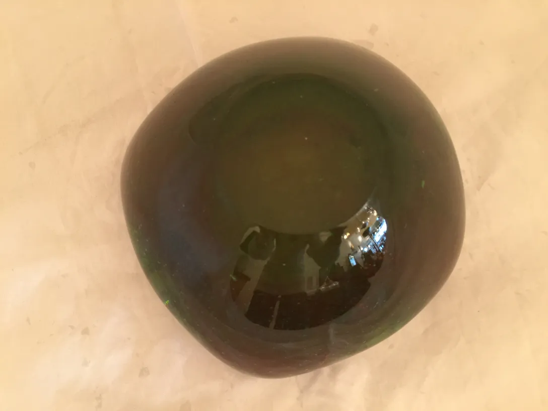 一件古董穆拉诺玻璃绿色作品，光泽感十足