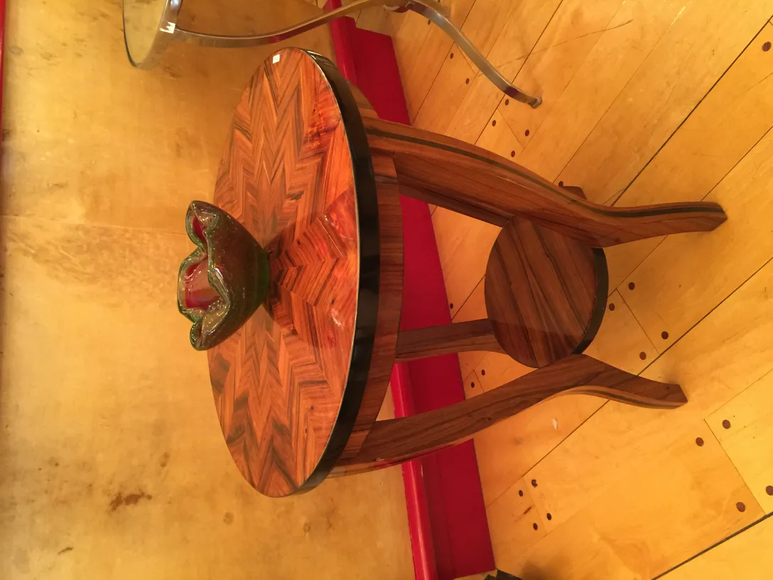 مزهرية قديمة من زجاج مورانو على الطاولة