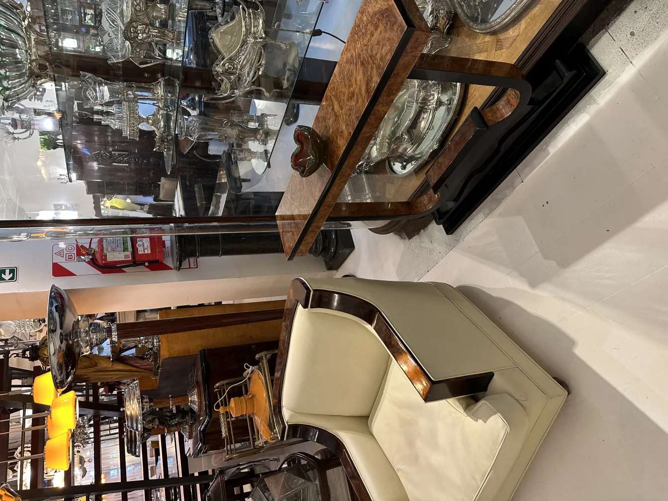 antigo cristal de murano com formas elegantes em vitrine