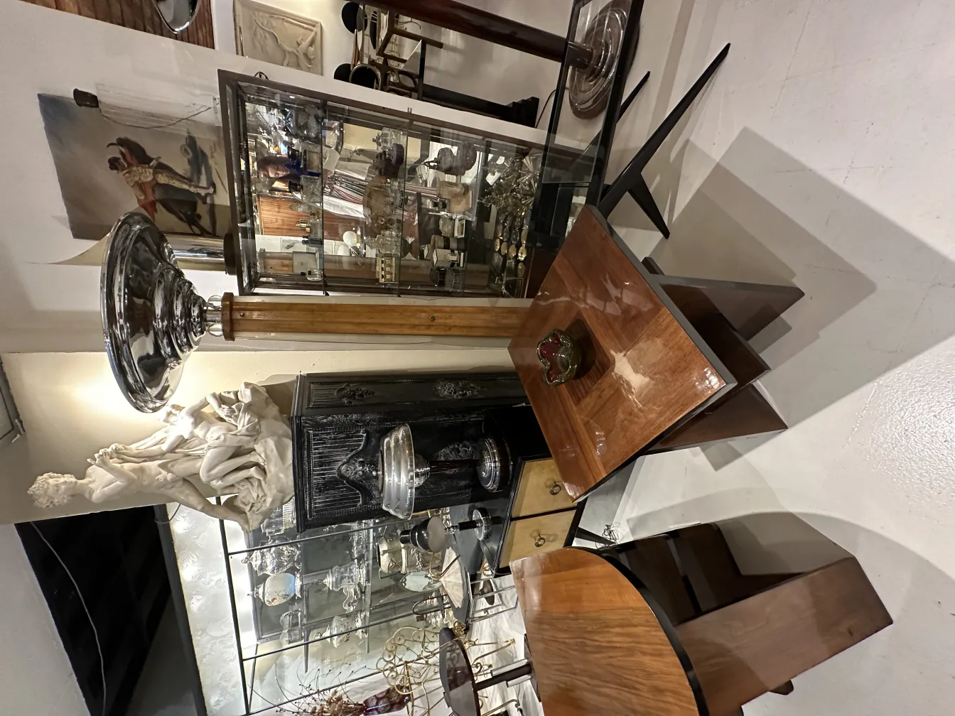 Antico vetro di Murano, forme eleganti e colorate, decorativo.