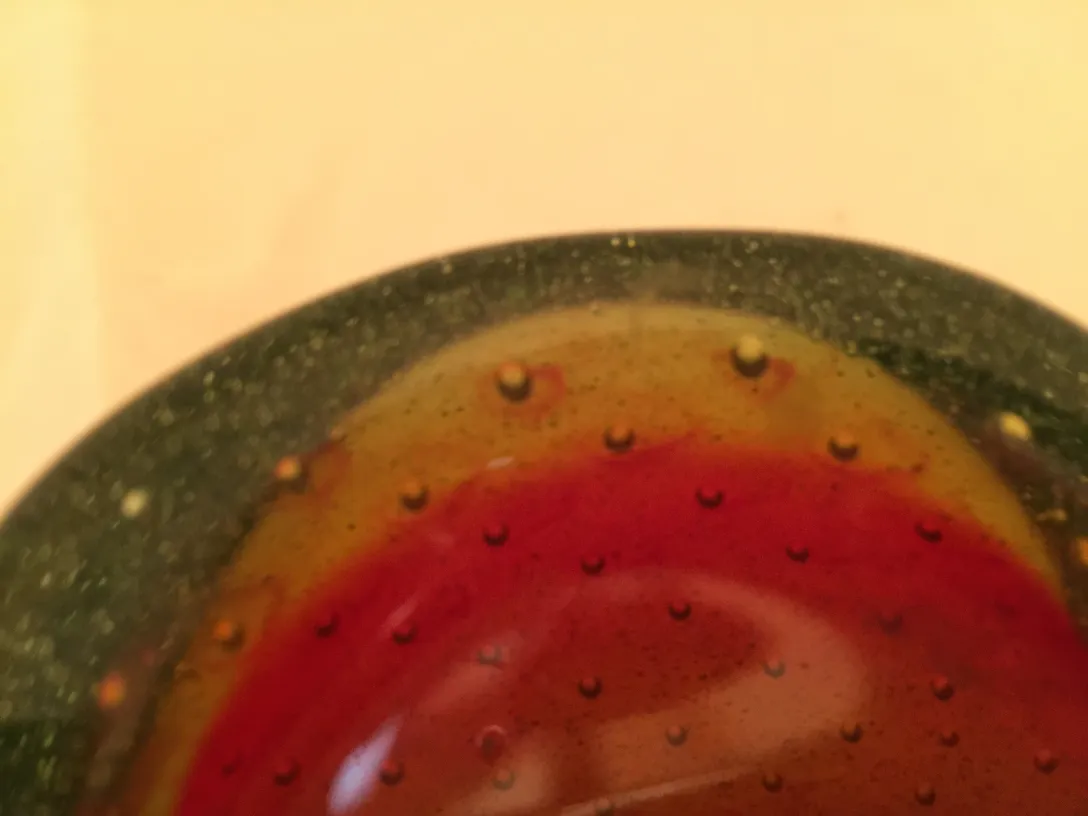 古老的彩色穆拉诺玻璃的顶部视图