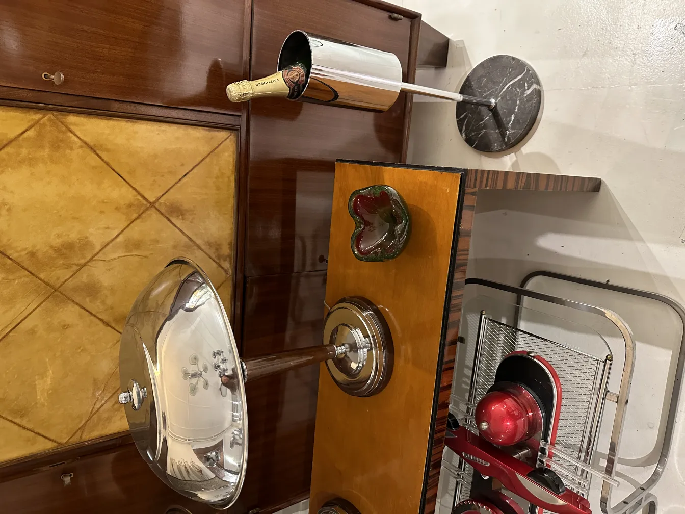 Antica decorazione in vetro di Murano a forma di cuore su un tavolo