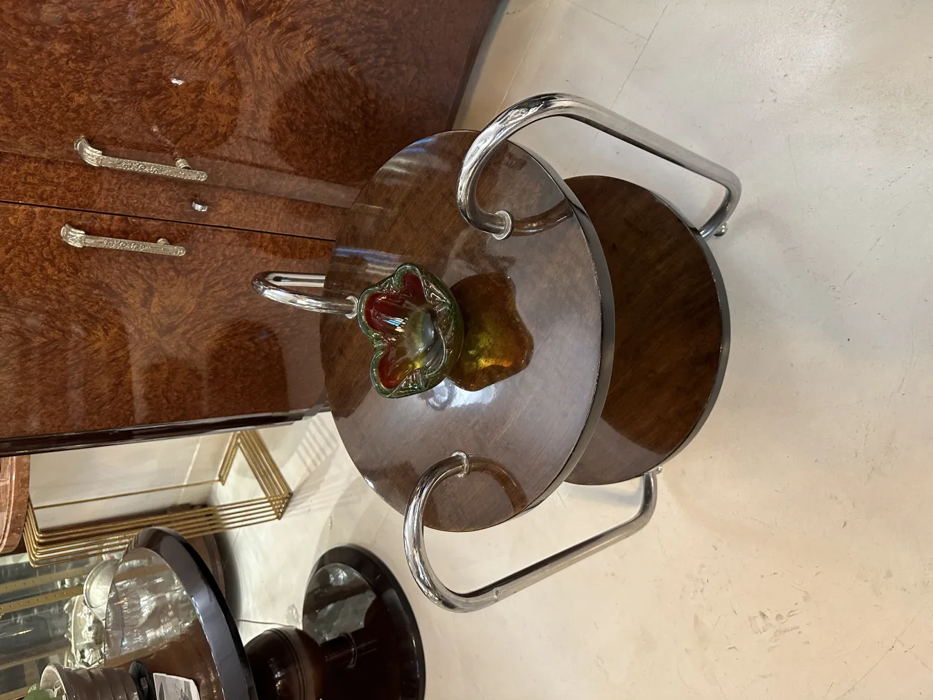 dekoratives altes murano-glas auf tisch