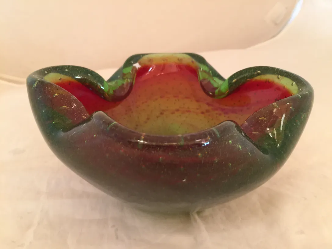 Cristal de Murano antigo com cores vibrantes e formas elegantes em um ambiente claro.