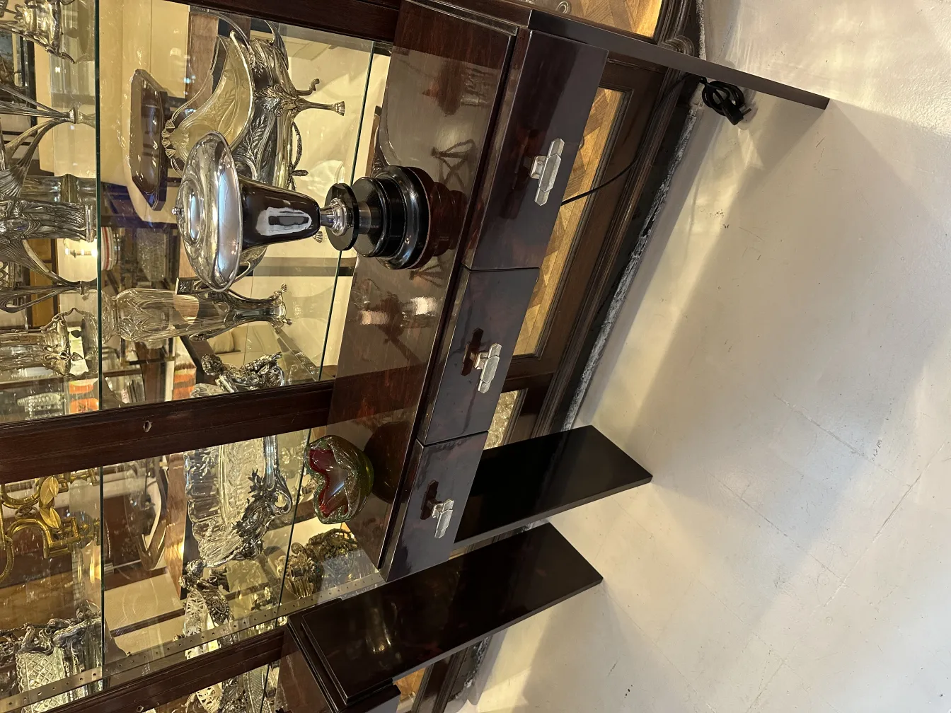 Vitrina con antiguo cristal de Murano y otros objetos decorativos