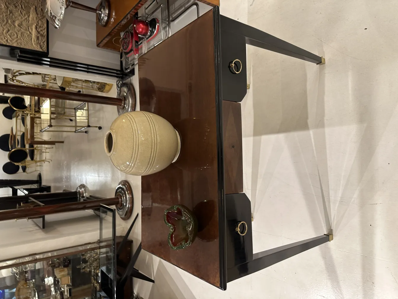 고대 무라노 유리의 둥근 꽃병