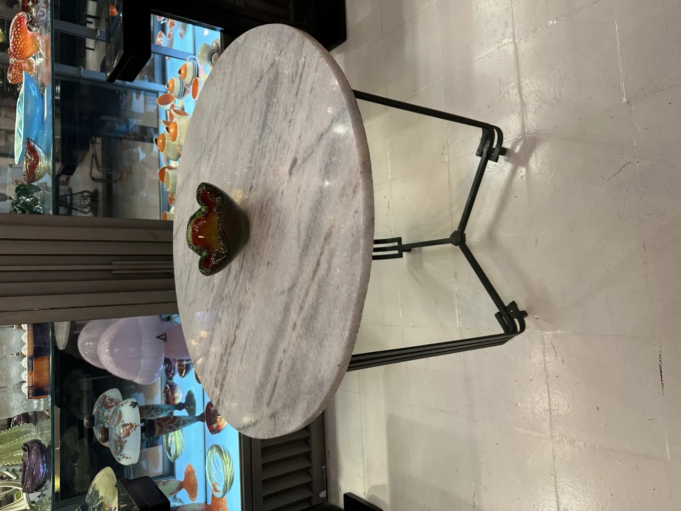 Antike Murano-Glasdekoration auf einem Tisch, eleganter Rahmen.