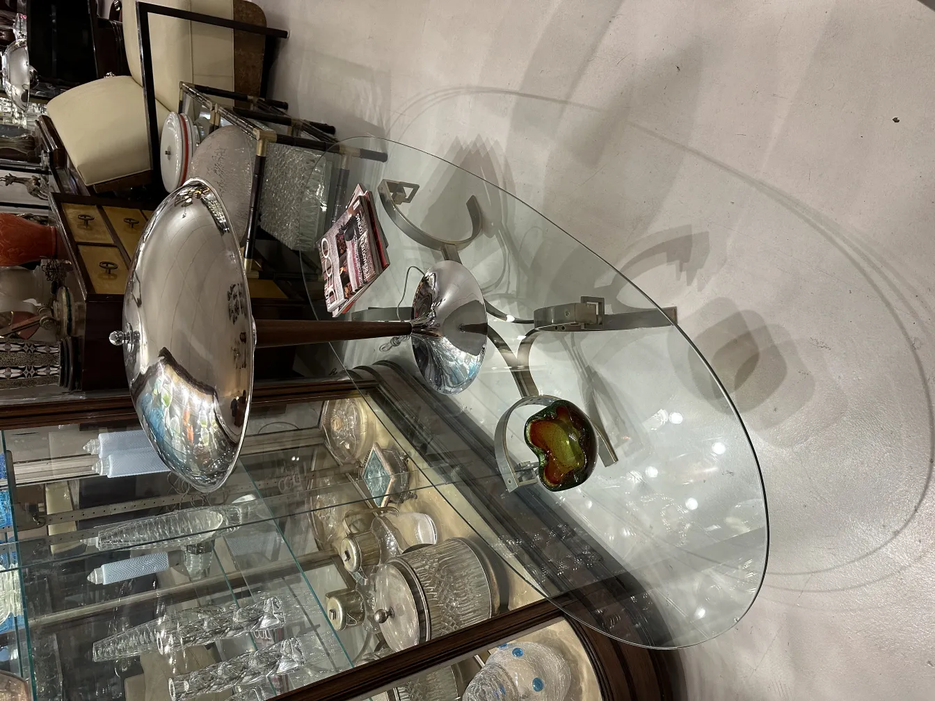 pezzo decorativo in vetro di murano antico su tavolo di vetro