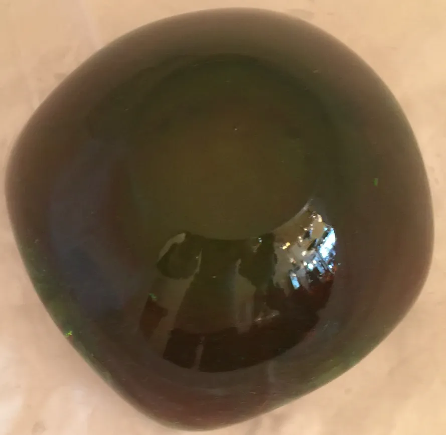 ancienne œuvre en cristal de murano avec des formes organiques et des teintes vertes sur fond clair