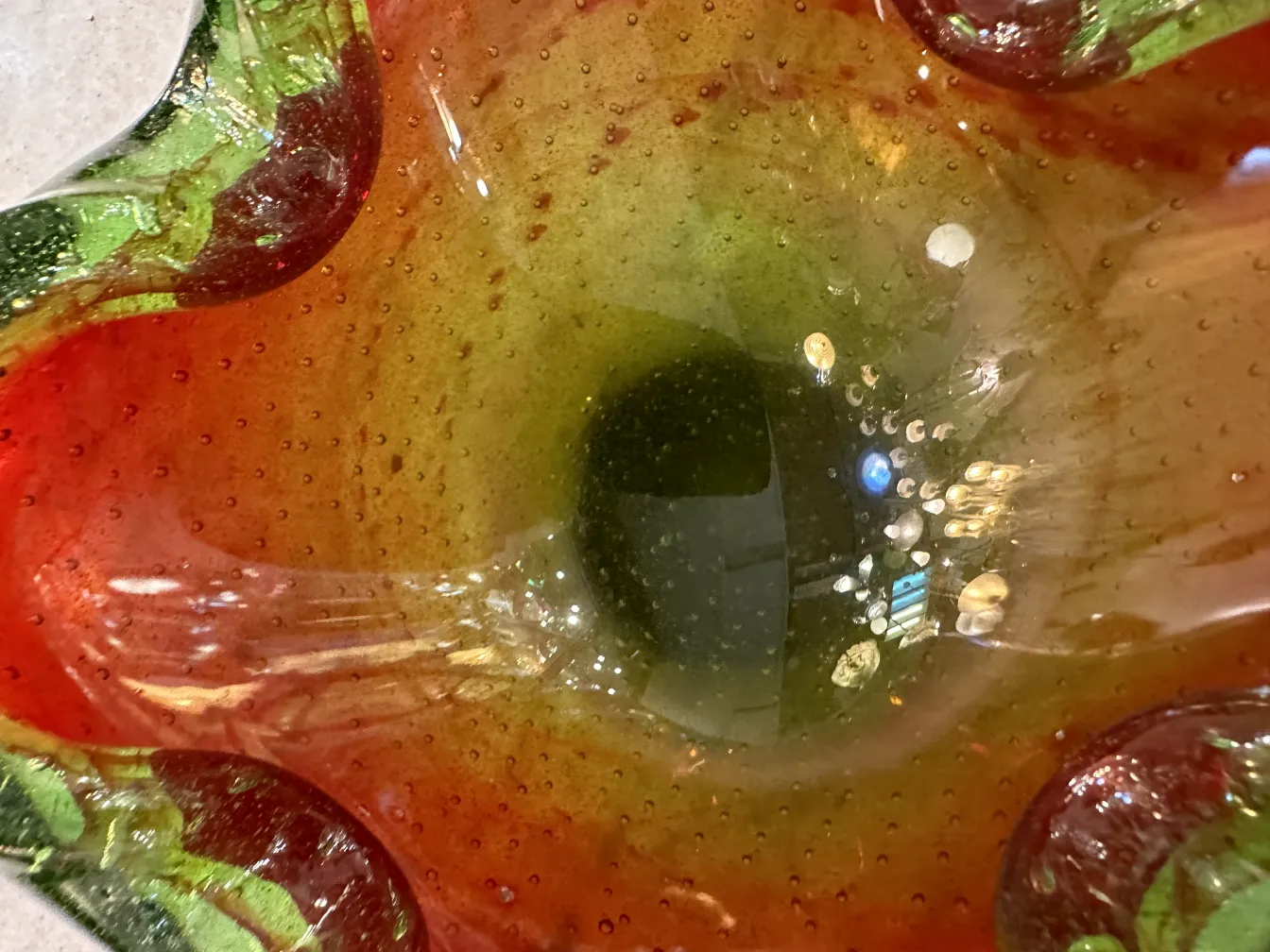 Antico vetro di Murano con colori vivaci e forma unica.