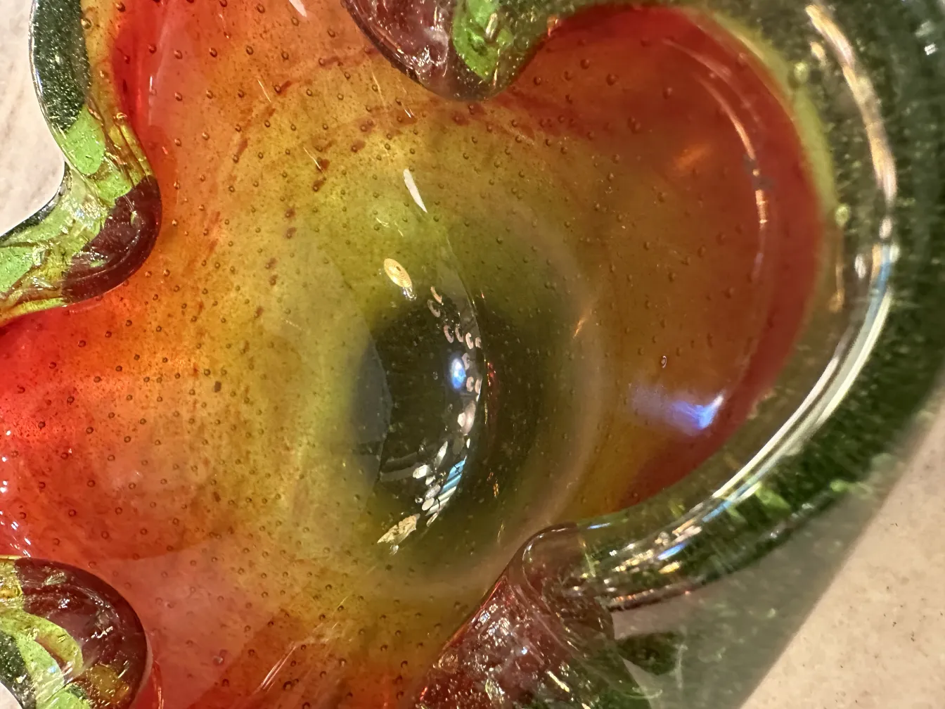 antico vetro di murano con colori vivaci e forme