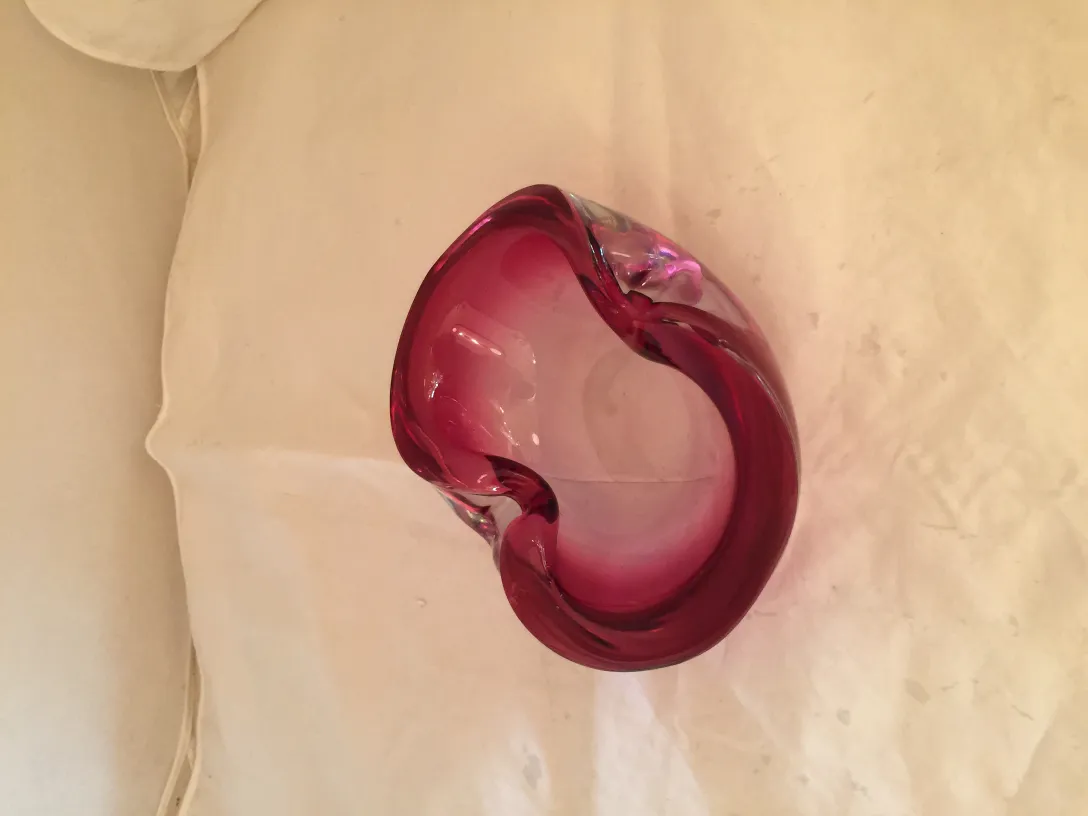 peça antiga de cristal de murano com forma orgânica vermelha