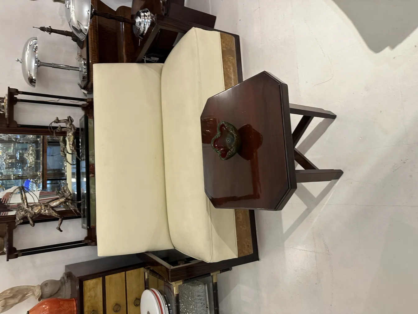 антикварное муранское стекло с яркими цветами и элегантными формами в классической обстановке