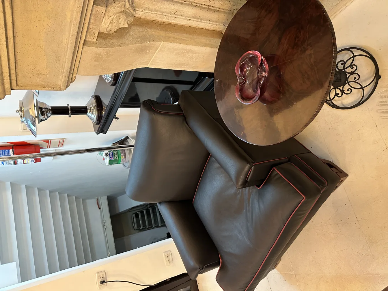 Antico vetro di Murano con forma unica su un tavolo.