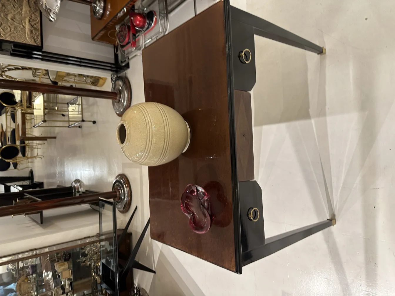 Красная ваза из муранского стекла на деревянном столе.