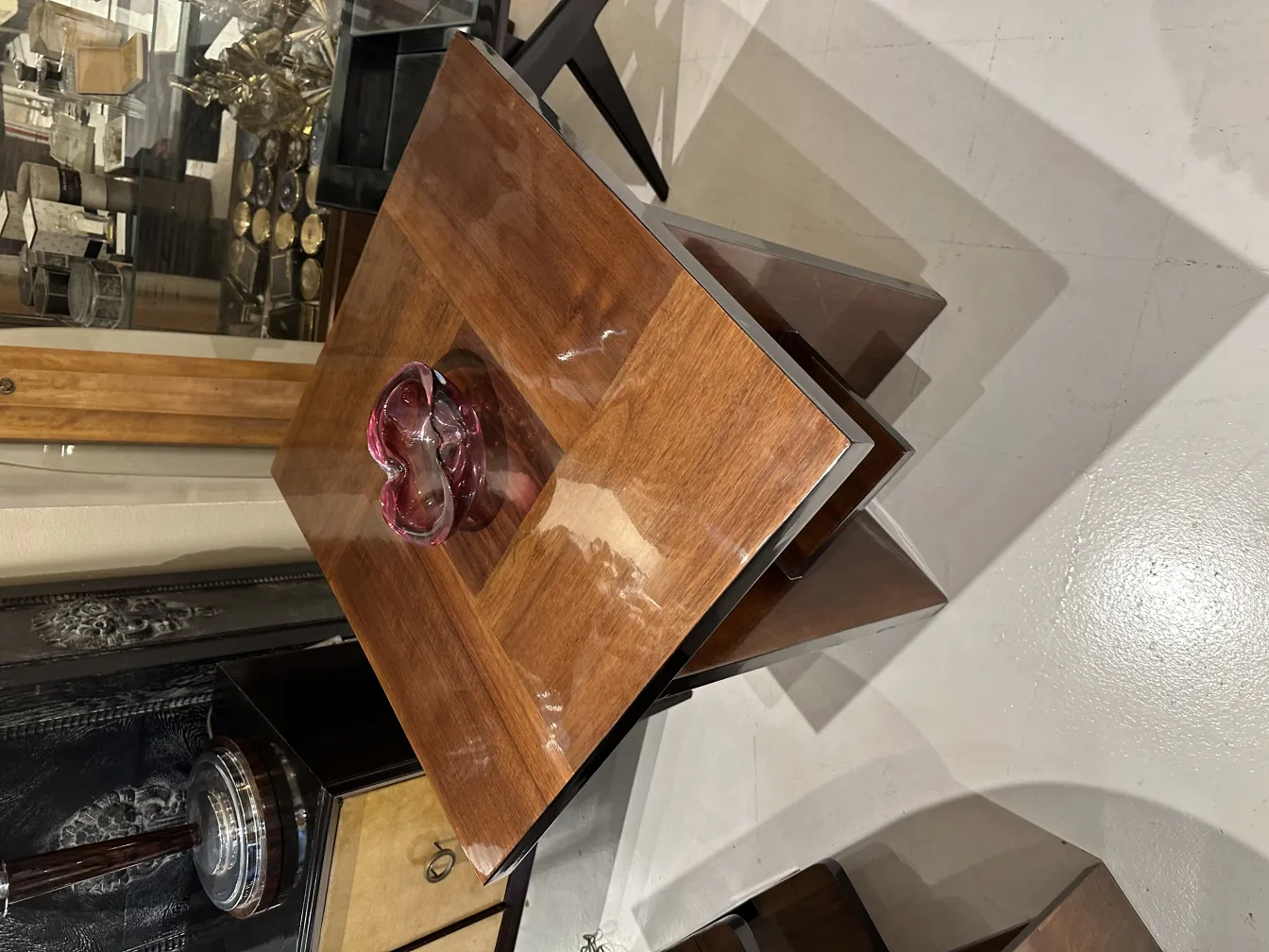 decorativo antiguo cristal de murano en mesa de madera