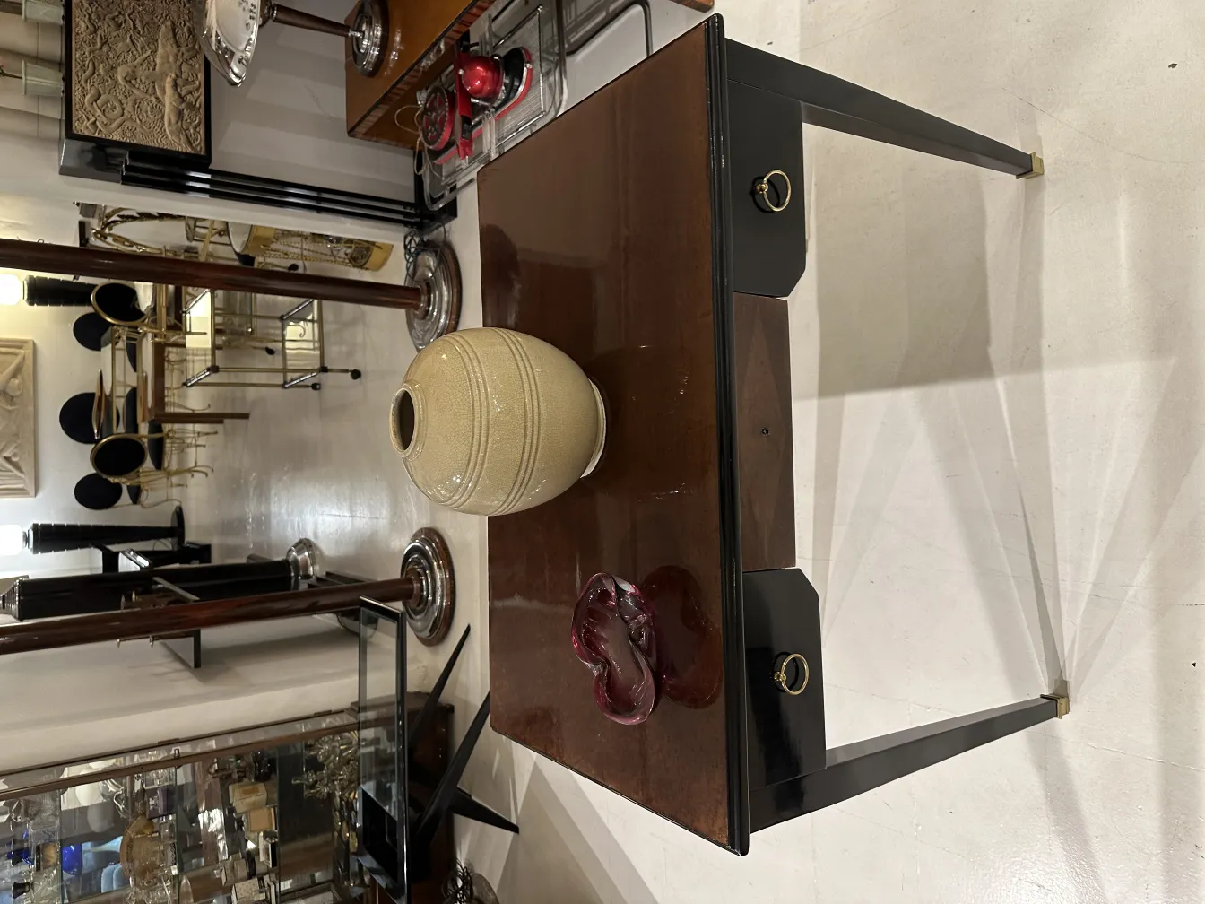 Vase en cristal de Murano avec une finition brillante et des formes élégantes, entouré d'antiquités.