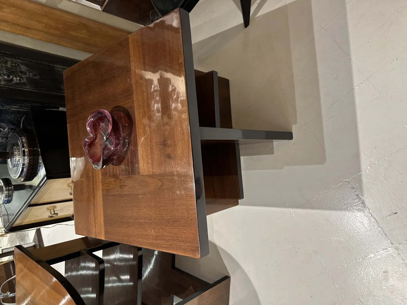 Cristal de Murano ancien sur une table en bois foncé