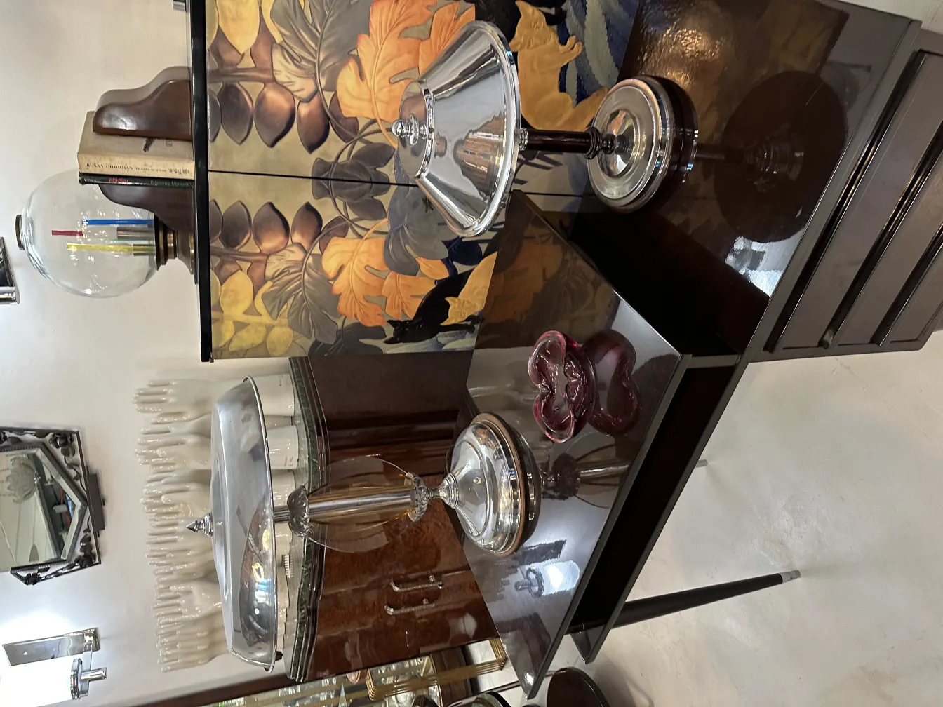 优雅环境中的古老穆拉诺玻璃装饰品