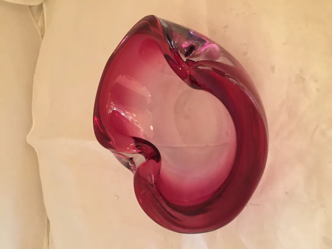 antiguo cristal de murano con forma de flor en tonos rojos, fondo claro