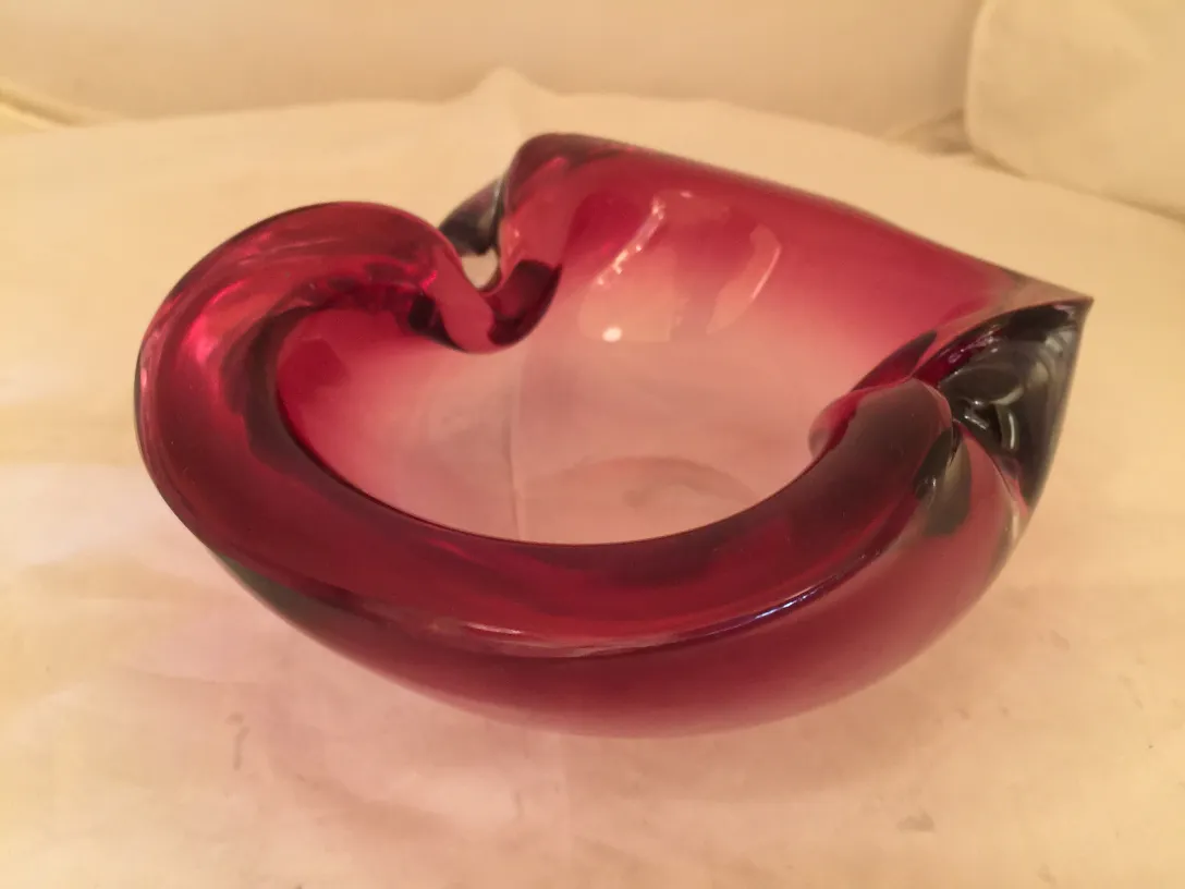 bella pezzo decorativo in vetro di murano rosso con contorni