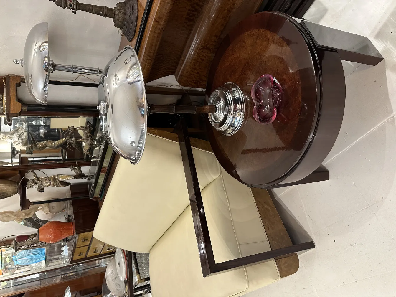 antiguo cristal de murano con forma irregular y detalles en rosa, sobre mesa de madera oscura