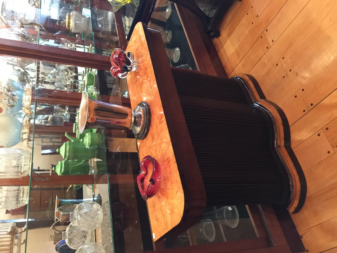 antiquité cristal de murano avec détails rouges et décoration élégante