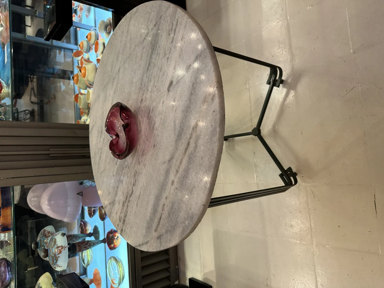 tigela de cristal de murano em forma orgânica sobre mesa redonda