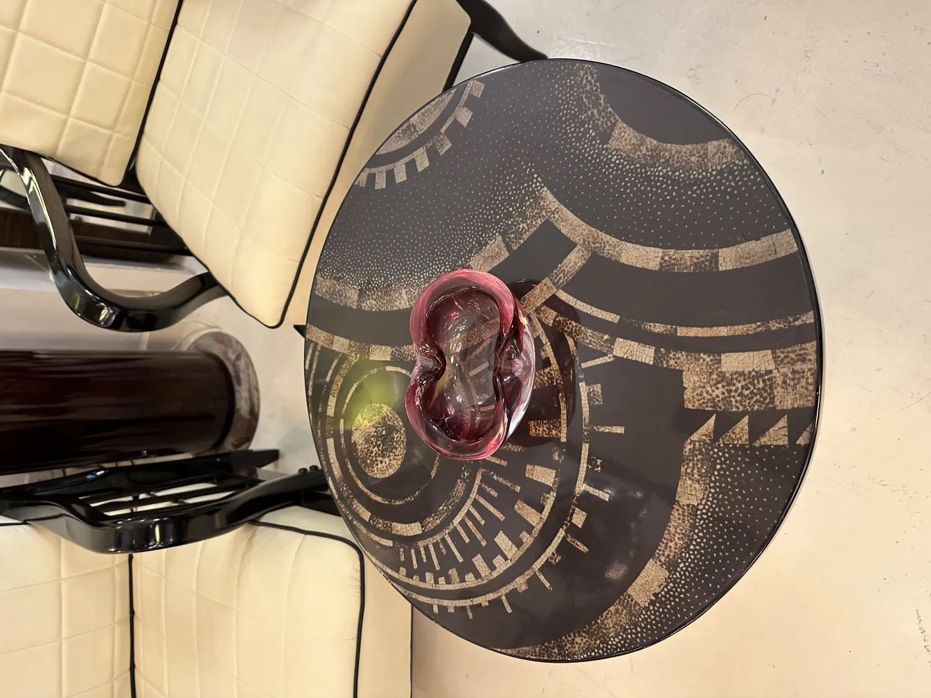 sculpture ancienne en cristal de murano sur table sombre