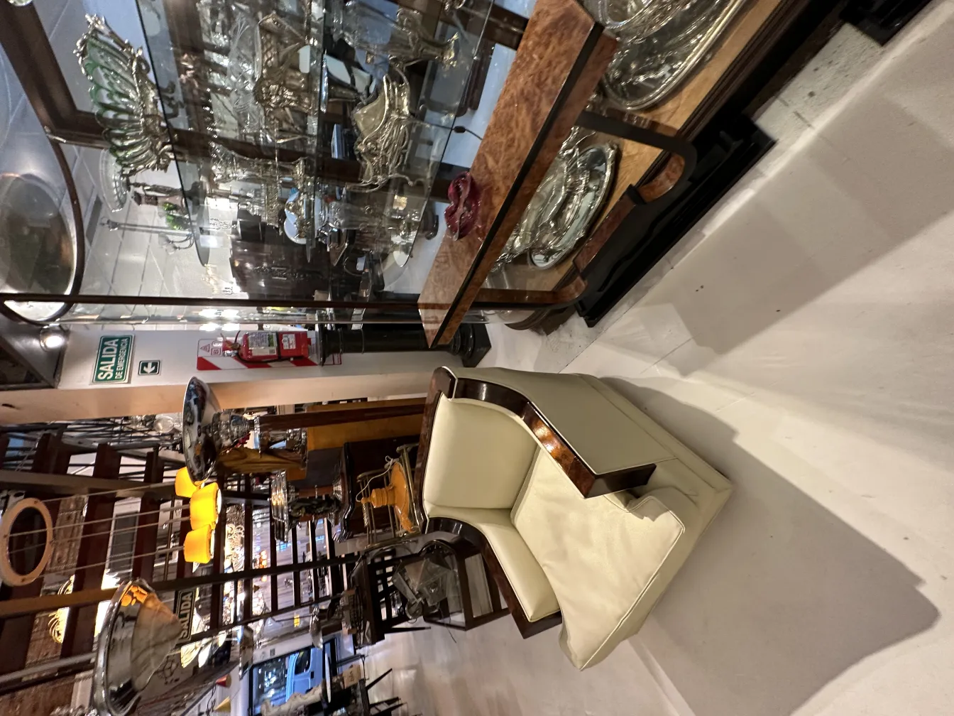 古いムラーノガラスの装飾品が展示されています