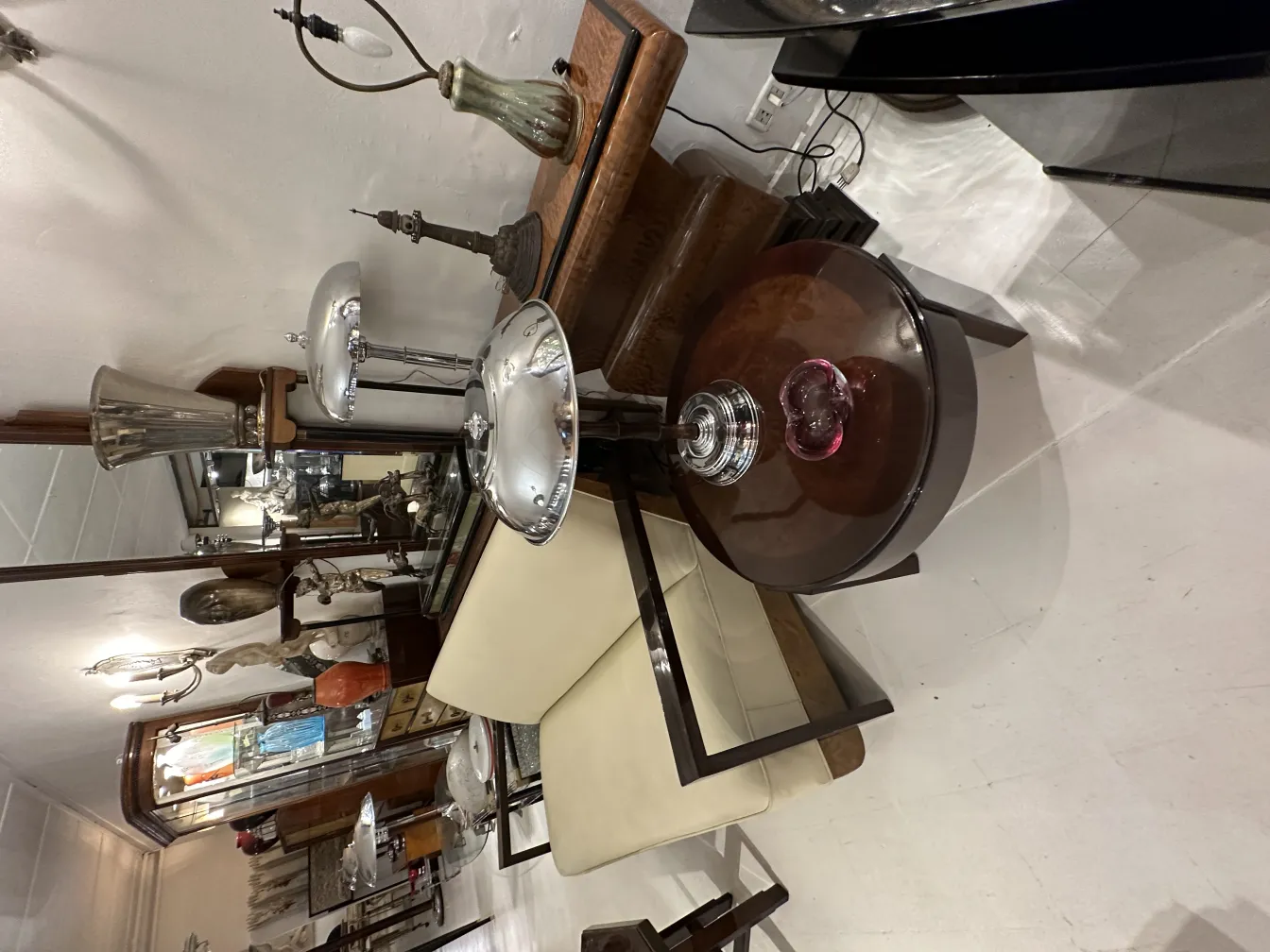 hermoso cristal de murano en una mesa antigua