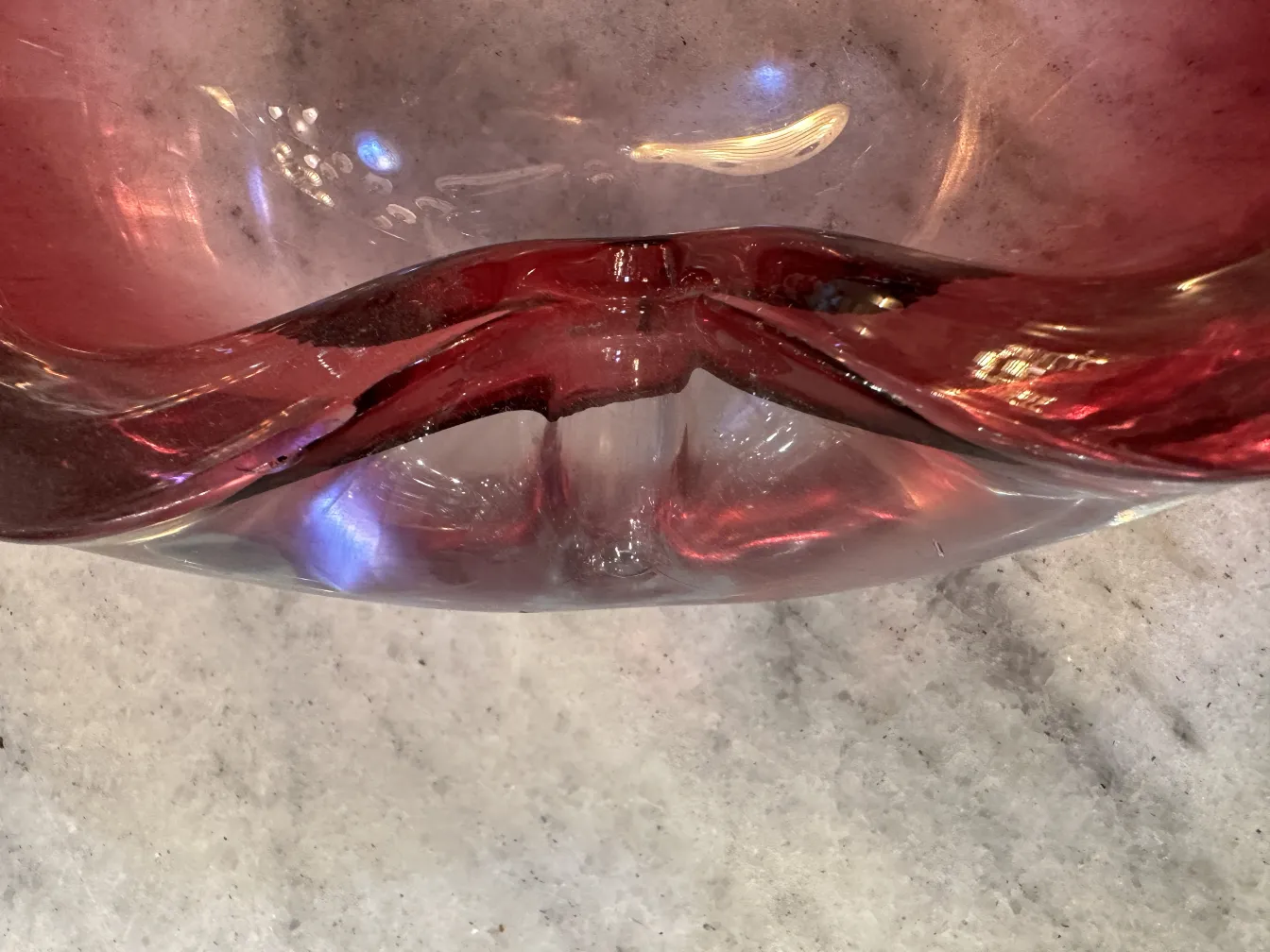 Murano-Glas mit einzigartiger Form in rötlichen Tönen, dekorativer Stil