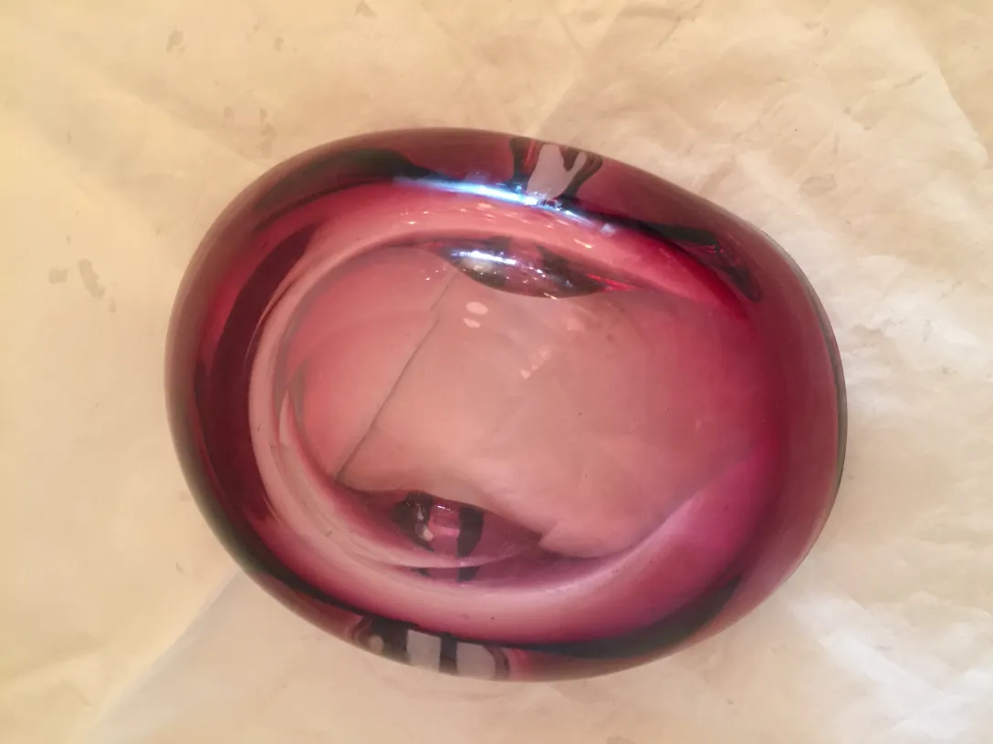 Antigo cristal de Murano em forma ovalada na cor vermelha