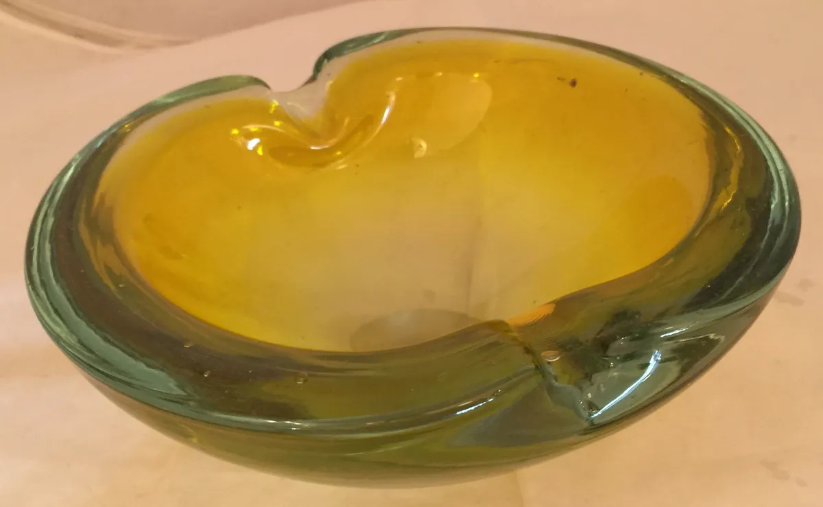 美丽的独特穆拉诺玻璃作品，呈黄色和绿色