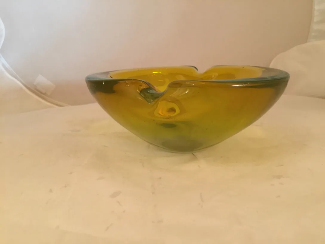 antischale aus murano-glas in gelb mit gewellter form, dekorativ