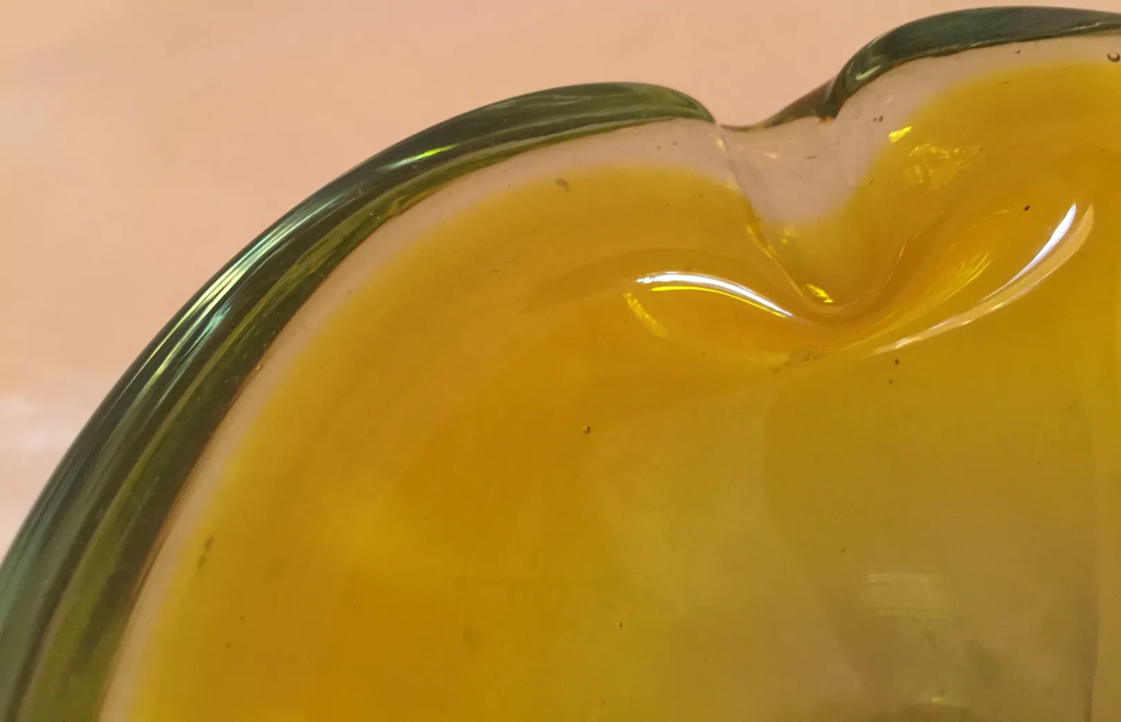 è un antico vetro di murano giallo con un design elegante