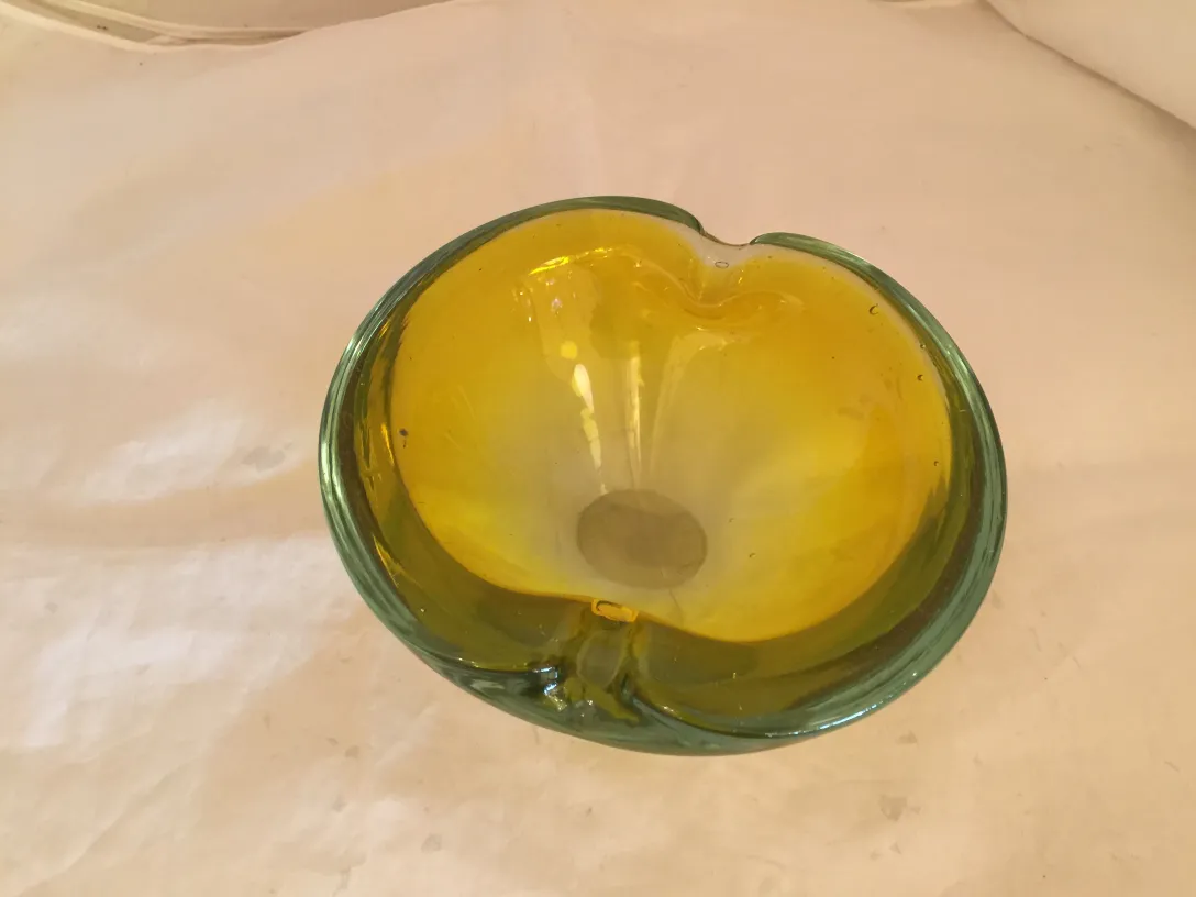 明亮的黄色穆拉诺玻璃碗设计